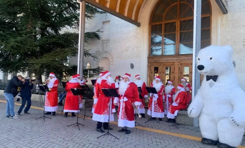 КРЫМ. Гостей в Крыму встречает оркестр Дедов Морозов