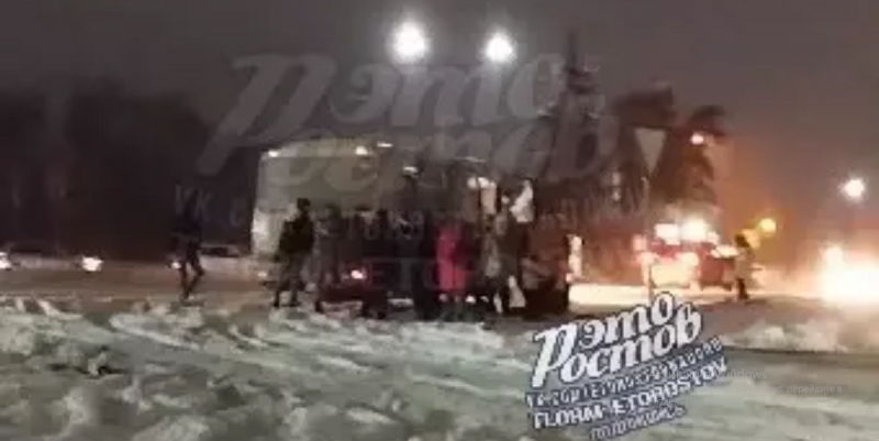 РОСТОВ. В Ростовской области пассажиры выталкивали автобус из снежного заноса