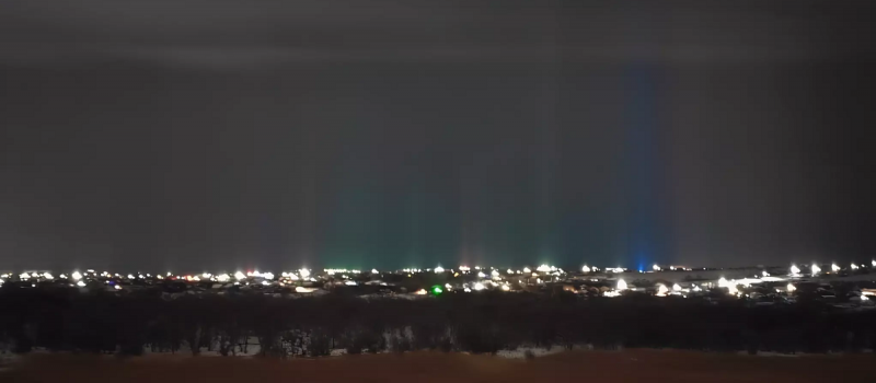 РОСТОВ. Жители Ростовской области наблюдали световые столбы в ночном небе