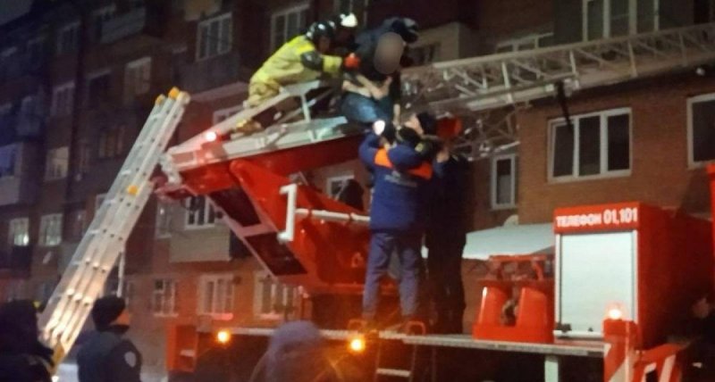 С. ОСЕТИЯ. В Северной Осетии спасатели и психологи предотвратили попытку мужчины прыгнуть с высоты третьего этажа