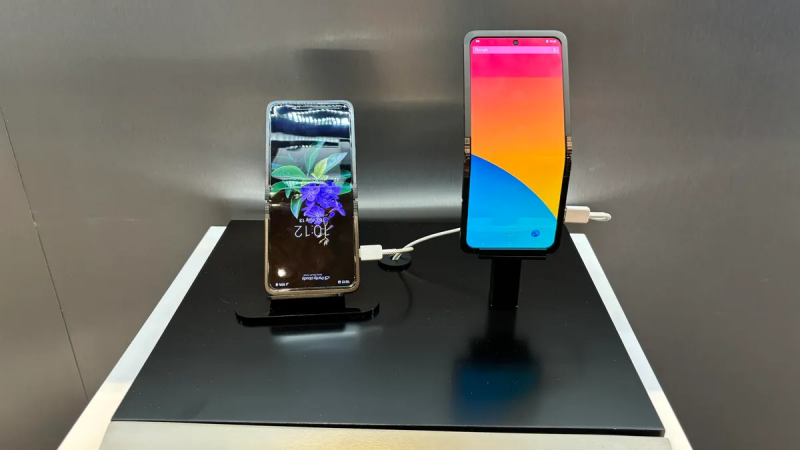 Samsung выпустила гнущийся в обе стороны смартфон