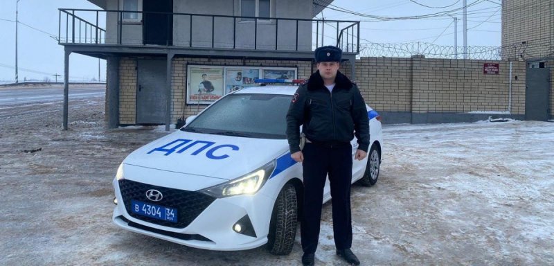 ВОЛГОГРАД. Волгоградский полицейский пришел на помощь москвичам, застрявшим на трассе из-за поломки автомобиля