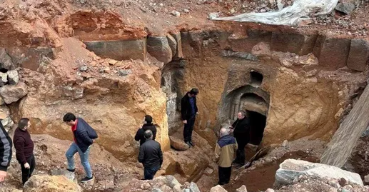 АРМЕНИЯ. Древнюю гробницу в скале нашел в Армении сельский житель