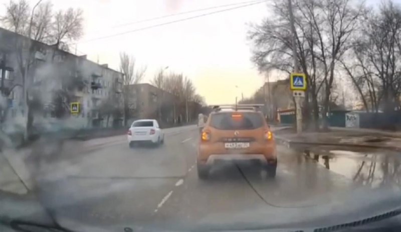 АСТРАХАНЬ. В Астрахани нашли водителя, чуть не сбившего женщину на «зебре»