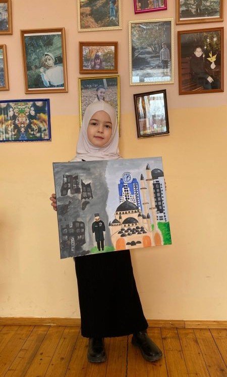 ЧЕЧНЯ. Юная школьница из Дагестана нарисовала Р.Кадырова для конкурса рисунков героев