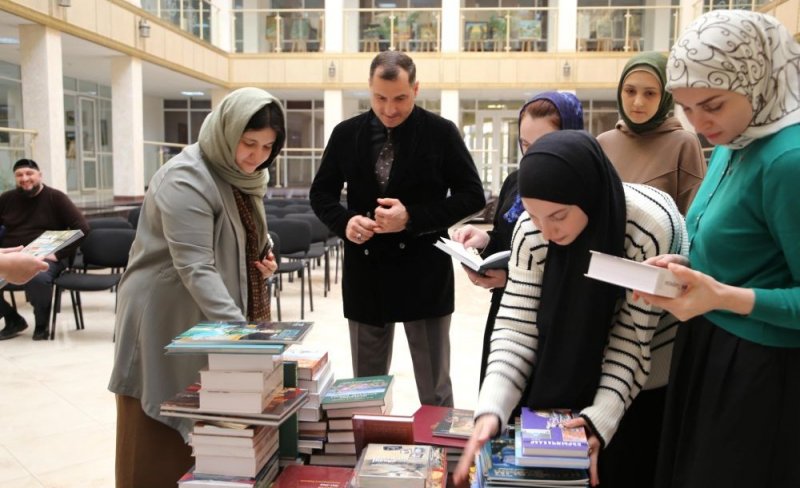 ЧЕЧНЯ. Крымское отделение «ЕР» передало  в дар Национальной библиотеке книги