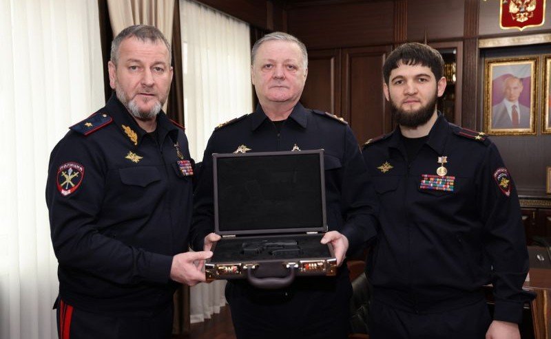 ЧЕЧНЯ. Министр внутренних дел по ЧР вручил наградное оружие отличившимся сотрудникам ведомства