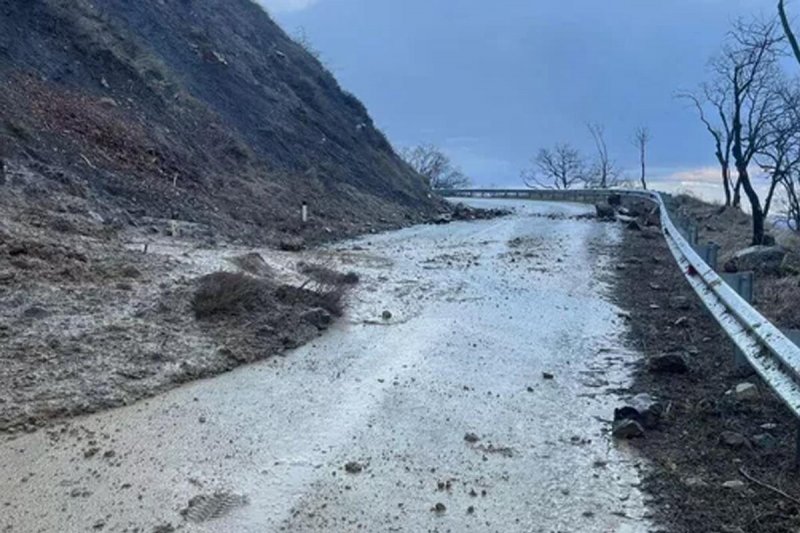 КРЫМ. В Крыму селевые потоки вызвали подтопления дорог и вынесли грунт на проезжую часть