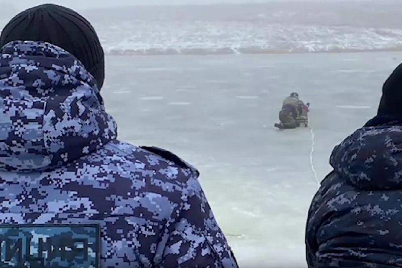 РОСТОВ. В Ростовской области случайный прохожий и полицейские спасли 12-летнюю девочку, провалившуюся под лед