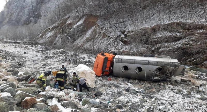 С. ОСЕТИЯ. На горной дороге в Северной Осетии перевернулся и упал в ущелье большегруз