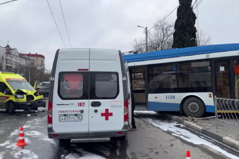 СЕВАСТОПОЛЬ. В Севастополе «рогатый» раскидал по дороге автомобиль скорой помощи и KIA