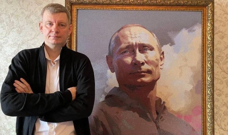 ВОЛГОГРАД. Житель Волгограда Антон Киселев создал портрет российского президента из бисера с помощью нейросети
