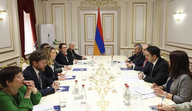АРМЕНИЯ. Армения обсудила с Францией урегулирование с Азербайджаном