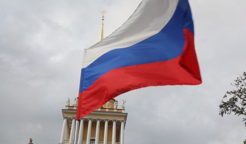 Госдума РФ об обязала в вузах и детсадах вывешивать российский флаг