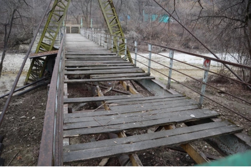 КБР. В Нальчике власти закрыли аварийный пешеходный мост