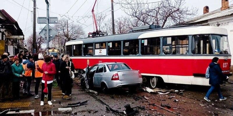 КРАСНОДАР. В Краснодаре число пострадавших в ДТП с участием трамвая и двух машин возросло до шести