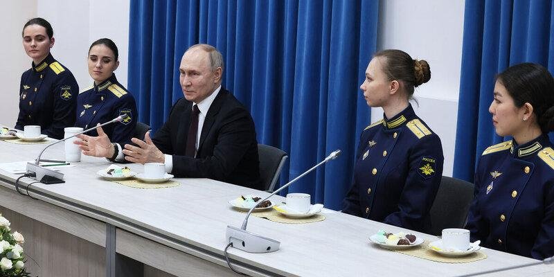 КРАСНОДАР. Владимир Путин посетил Краснодарское высшее авиационное училище и поздравил его выпускниц с праздником