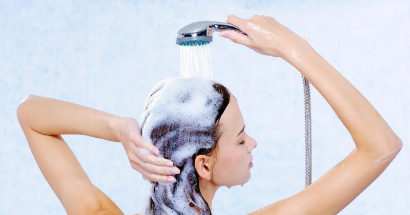 Реабилитолог поделилась, в какой позе опасно мыть голову
