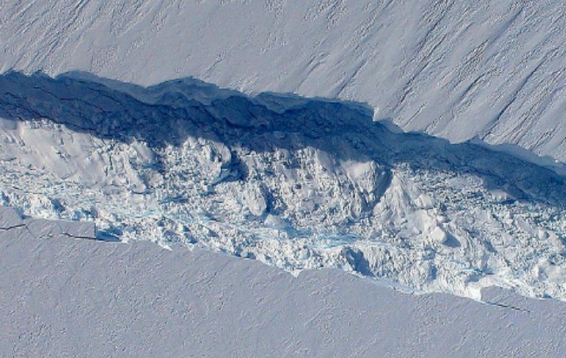 Ученые обнаружили в Антарктиде самую быстродвижущуюся трещину в ледяном покрове