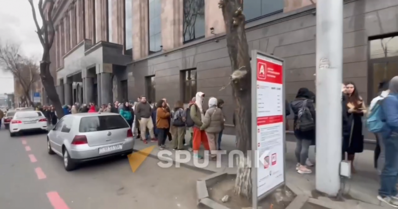 В Ереване выстроилась огромная очередь желающих проголосовать на выборах президента РФ