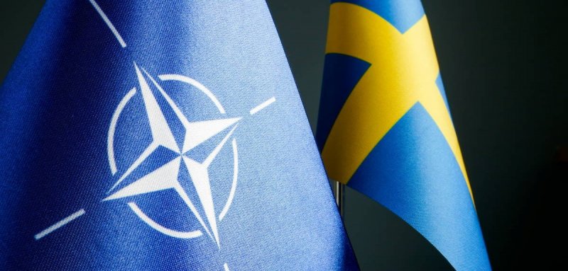 В штаб-квартире НАТО в связи со вступлением страны в альянс подняли флаг Швеции