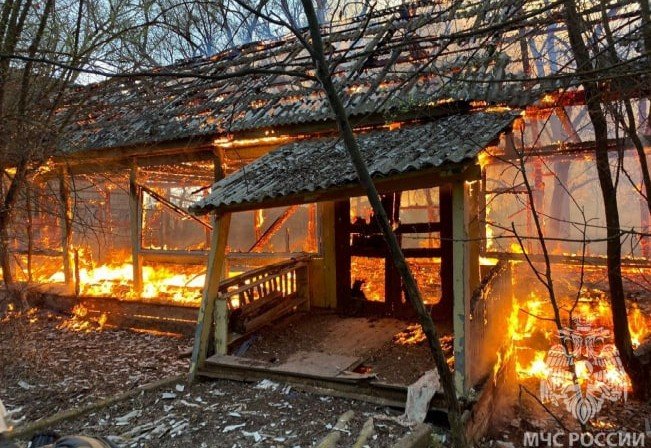 АСТРАХАНЬ. Из-за пожара в камышовых зарослях в Астрахани сгорел дом