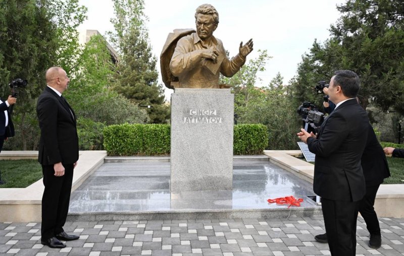 АЗЕРБАЙДЖАН. Памятник Чингизу Айтматову появился в Баку