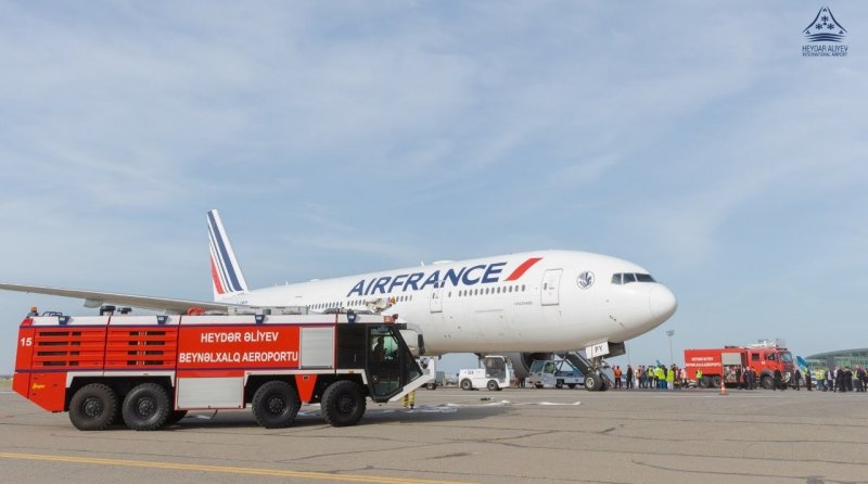 АЗЕРБАЙДЖАН. Задымившийся самолет Air France аварийно сел в Баку
