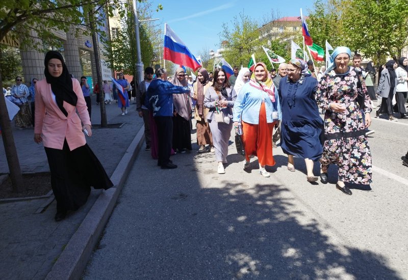 ЧЕЧНЯ. Активисты «Единой России» раздали ленты с госсимволикой жителям и гостям Грозного
