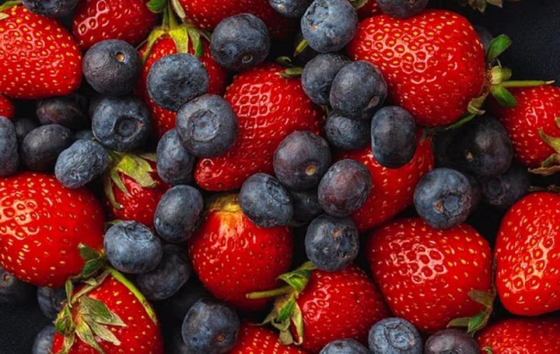Диетолог Ричардс рассказала, какие ягоды помогают сбросить вес