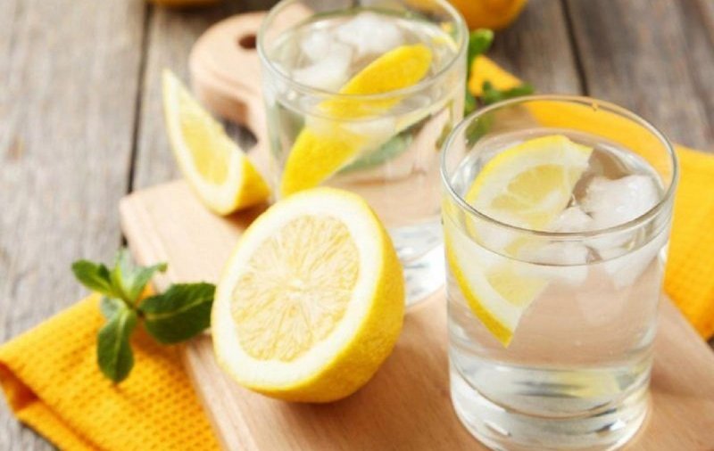 Гепатолог Вялов объяснил, почему не стоит злоупотреблять водой с лимоном