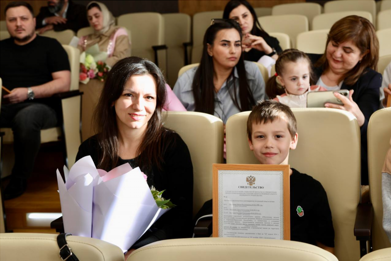 КЧР. В Черкесске по муниципальной программе вручили еще 14 сертификатов молодым семьям