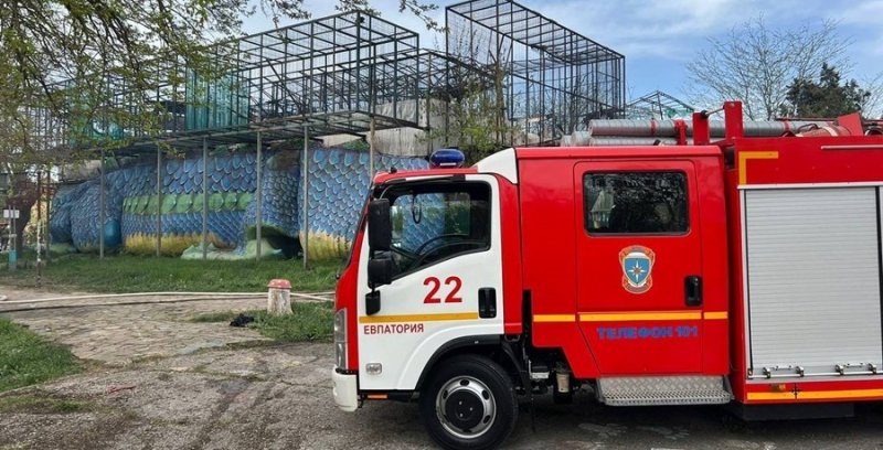 КРЫМ. В зоопарке Евпатории на пожаре  спасли двух медведей и женщину