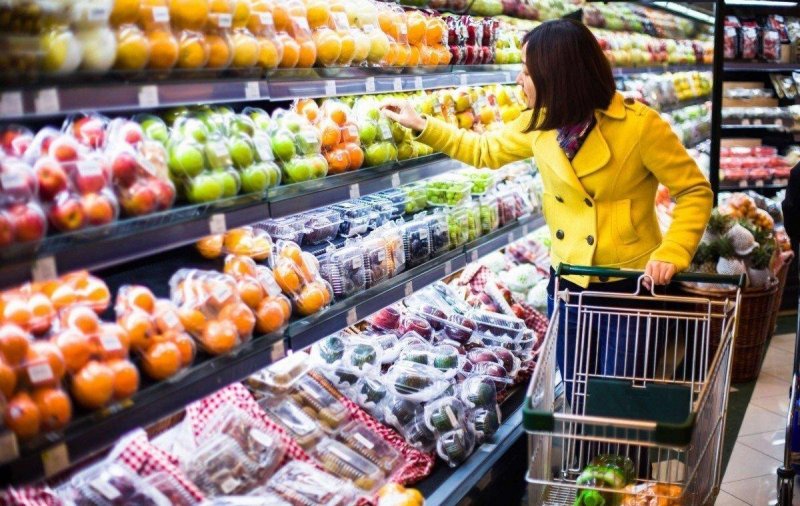 Можно ли съесть продукт в магазине, не доходя до кассы — объясняет эксперт