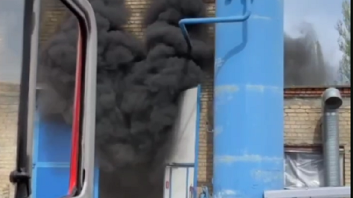РОСТОВ. В Новочеркасске огнеборцы при пожаре в цеху спасли семерых человек