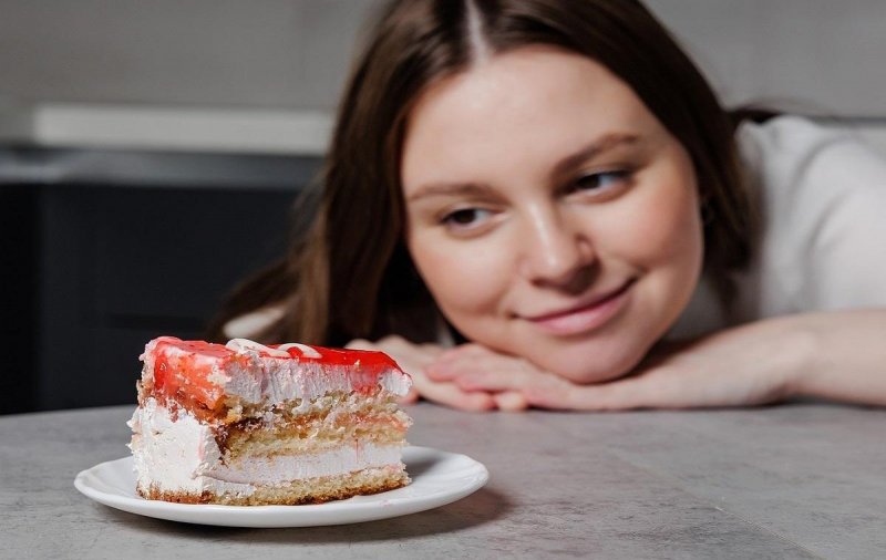 Ученые нашли связь между одиночеством и пристрастием к сладкому