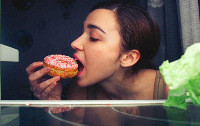 Ученые выяснили, что у одиноких женщин сильнее тяга к калорийным продуктам