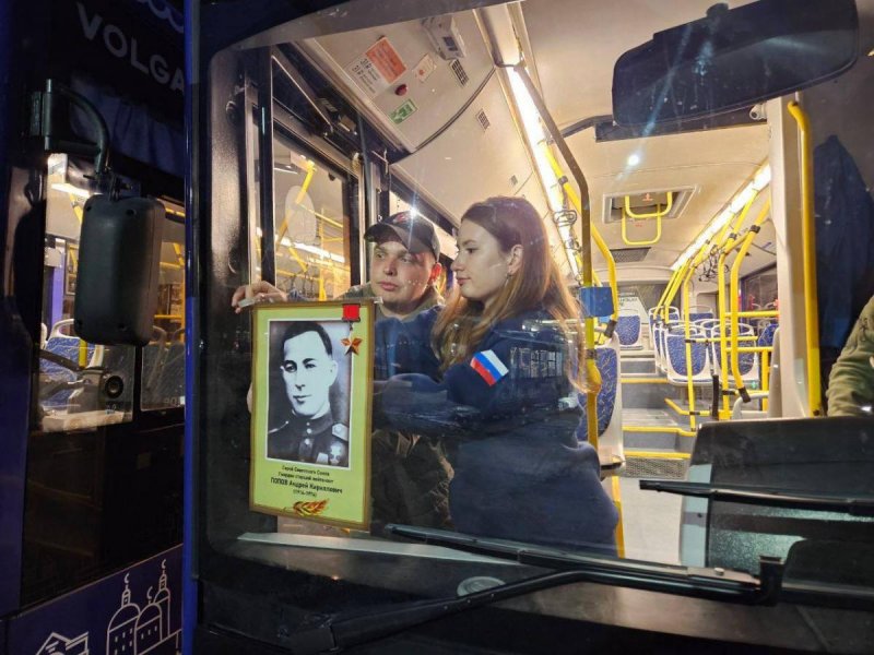 АСТРАХАНЬ. На улицы Астрахани вышли более 200 автобусов с портретами героев ВОВ