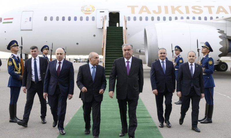 АЗЕРБАЙДЖАН. Президент Таджикистана прилетел в Баку