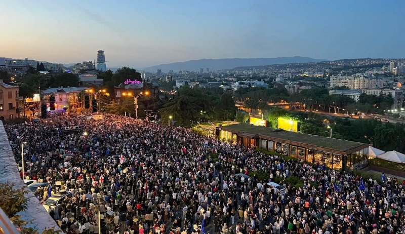 ГРУЗИЯ.  Демонстранты забаррикадировали вход в парламент Грузии