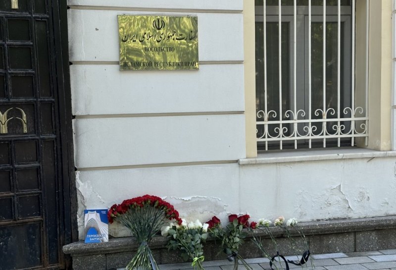 Москвичи несут цветы к посольству Ирана