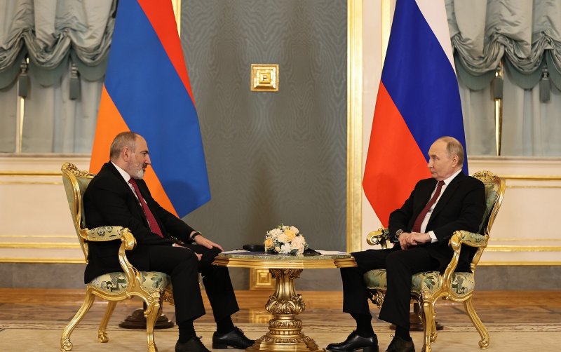 Путин завершил переговоры с Пашиняном и начал встречу с Мирзиеевым