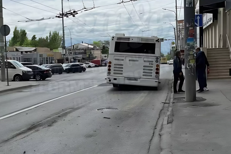 РОСТОВ. В Ростове водитель автобуса не заметил открытый люк на дороге и влетел в него