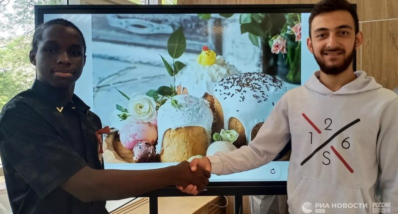 СЕВАСТОПОЛЬ. Крашеные цыплята и розы в печенье: как празднуют Пасху иностранцы в Крыму