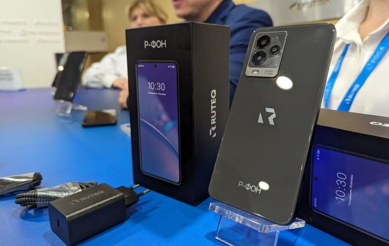 Стало известно, когда российский смартфон Р-ФОН поступит в продажу