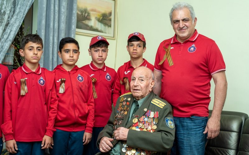 В Армении ветеранов ВОВ поздравили с Днём Победы