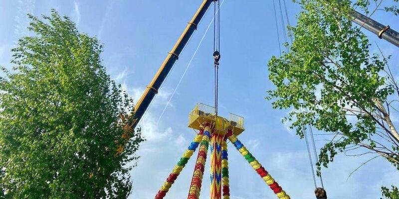 ВОЛГОГРАД. В ЦПКиО Волгограда специалисты из Китая возводят экстремальный аттракцион «Большой маятник»