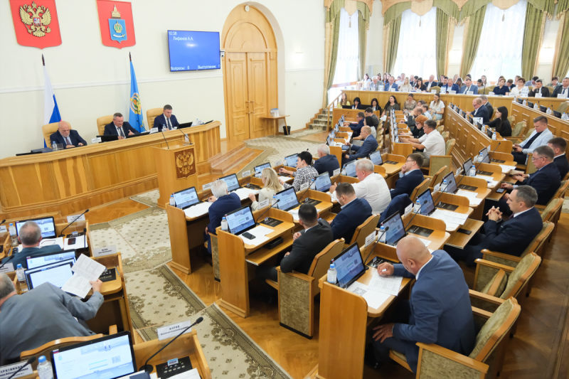 АСТРАХАНЬ. На заседании Думы Астраханской области под председательством Игоря Мартынова обсудили исполнение бюджета в 2023 году