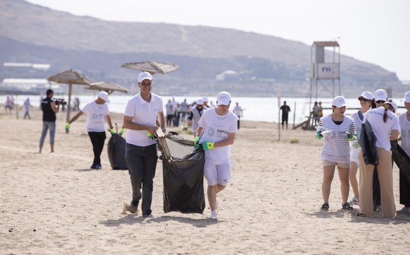 АЗЕРБАЙДЖАН. Самый массовый пляж Баку очистили от мусора