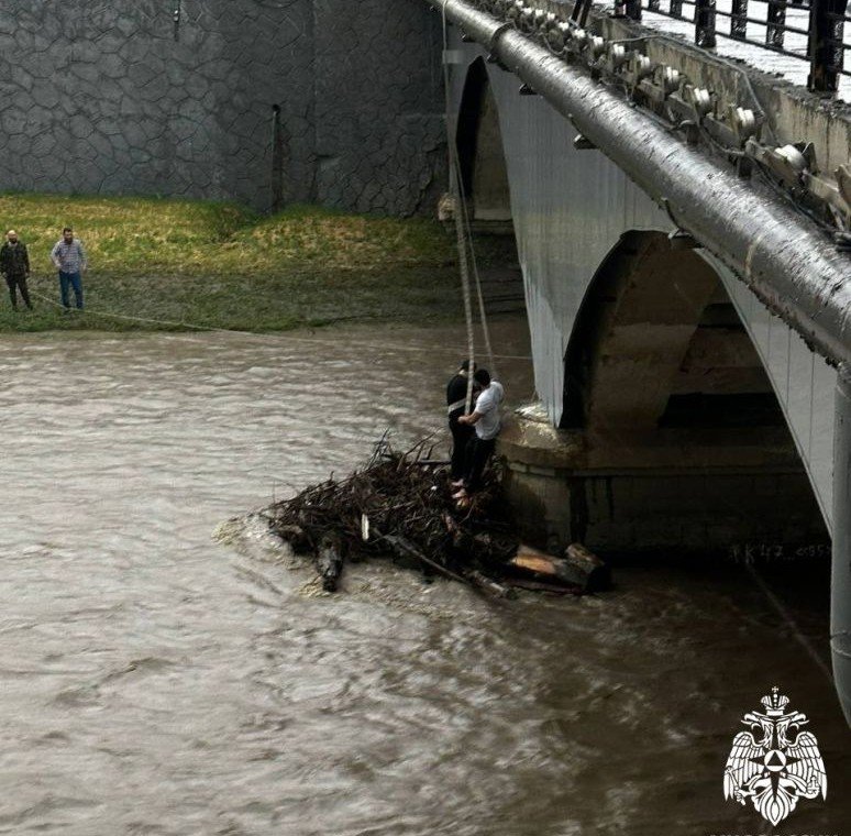 ЧЕЧНЯ. В чеченской столице из бурлящей реки спасли двух человек